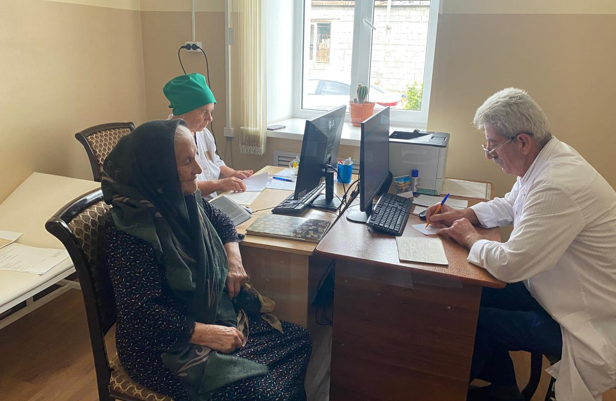 Мобильная бригада  в Дербентском районе продолжает реализацию регионального проекта "Старшее поколение".